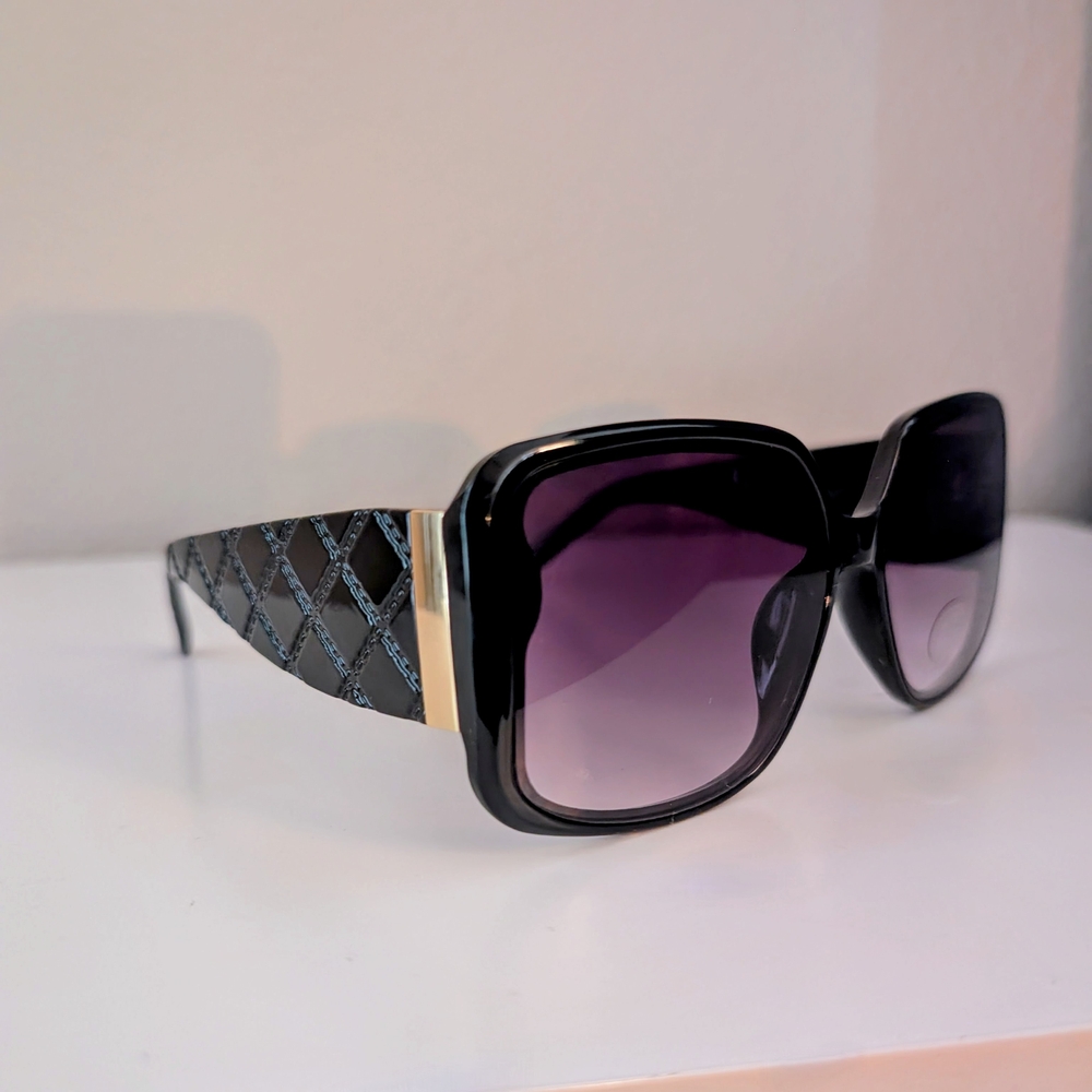No Brand Name Oversized Square Design Black Sunglasses with Gold Accent